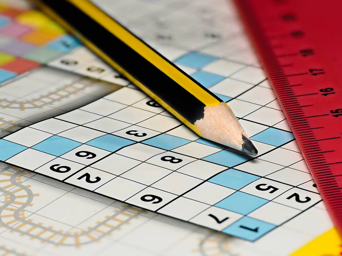 Side-by-side comparison: generic logic grid vs. escape room puzzle with hidden code layer and narrative context